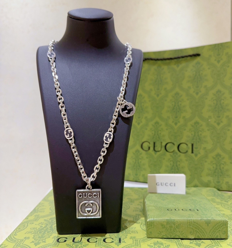 G*u*i necklaces